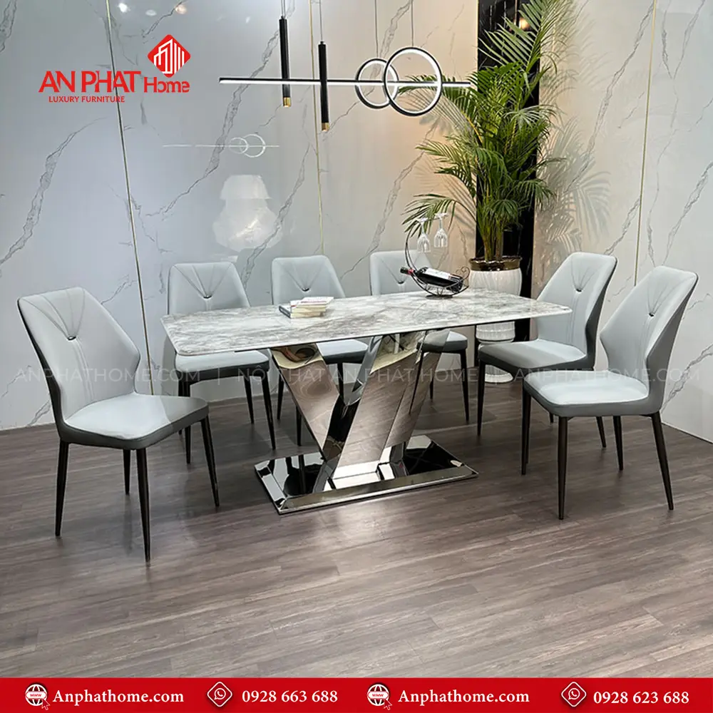 Chân bàn thiết kế vô cùng sang trọng, mặt bàn đá thạch anh với nhiều kích thước đa dạng từ 1m40 – 2m20 quý khách có thể lựa chọn mua thêm số lượng ghế, tùy theo nhu cầu sử dụng.