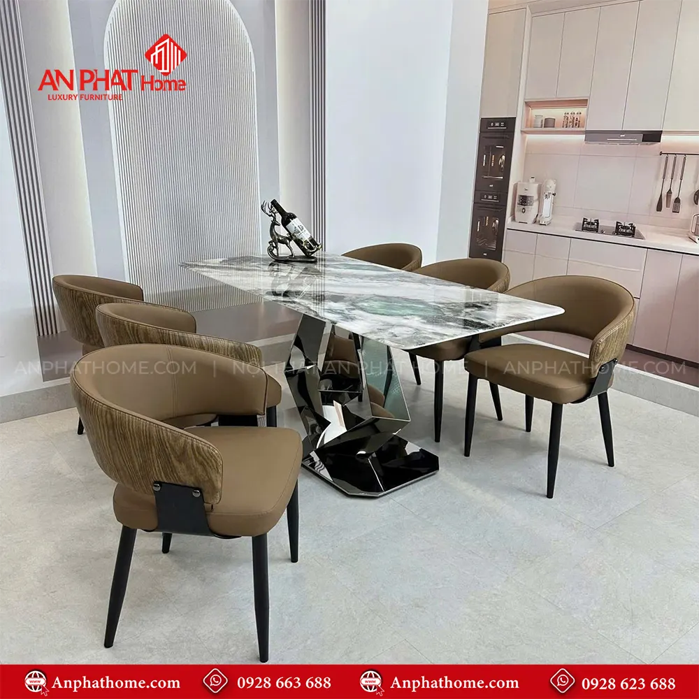 Ghế da nhập khẩu thiết kế sang trọng, mặt bàn đá thạch anh cao cấp, tạo lên nét đẹp quý phái của bộ bàn ăn