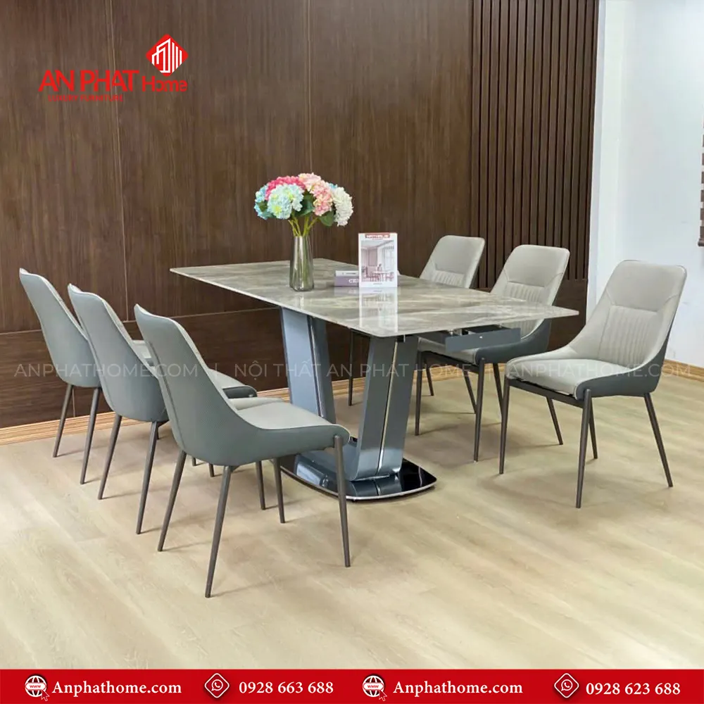 Bộ bàn ăn thông minh kèm 6 ghế da nhập khẩu BA-1971 12 Bộ bàn ăn thông minh BA-1971 mặt đá ceramic chống xước cao cấp, khung thép sơn tĩnh điện sang trọng. Mặt bàn có thể thu gọn và mở rộng chiều dài linh hoạt, trên hình ảnh là mẫu bàn có kích thước thu gọn là 1m40cm mở rộng 2m, và kích thước thu nhỏ 1m60 mở rộng 2m30cm