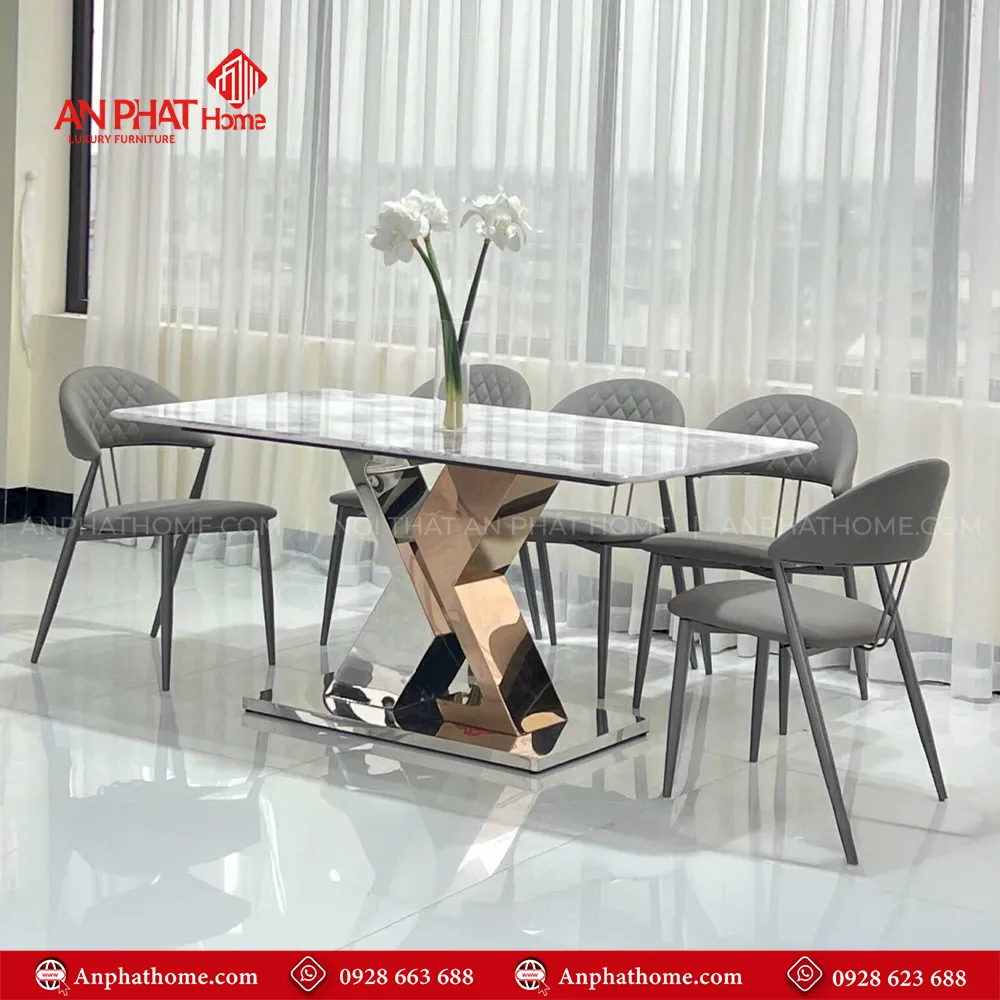 Bộ bàn ghế ăn mặt đá thạch anh hiện đại BA-1955 10 Ghế ăn được bọc bằng da Microfiber, đem lại sự êm ái và dễ chịu trong suốt bữa ăn, cùng với thiết kế thanh lịch và thanh thoát, góp phần làm nổi bật không gian phòng ăn